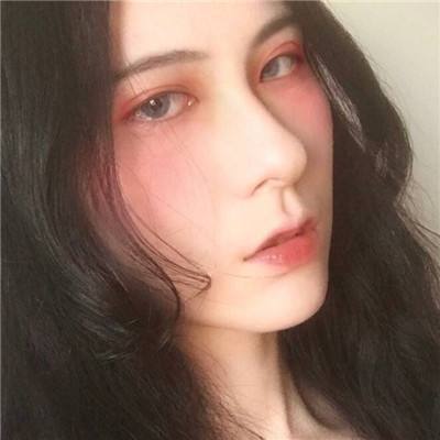 普京发现女士没酒杯后让出自己的